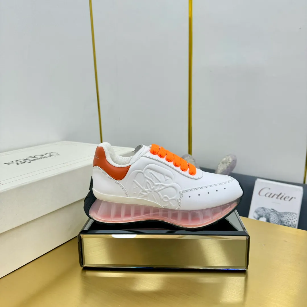 👟👟Ex-factory price 680👟👟 Top version of air cushion bottom, couple size 35-44 🔥ALEXANDER MCQUEEN/Alexander McQueen 2024 new Sprint sports running dad shoes top version Sprint Runner uses white imported environmentally friendly leather splicing and printed concave and convex font technology for the upper and outline Seal logo. Alexander McQueen LUGO logo on the heel and tongue with Alexander McQueen signature. The sneakers feature an oversized runner's sole, which makes running comfortable and convenient. Fabric: Calfskin and cloth Lining: Mesh and sheepskin lining Filled heel non-slip and wear-resistant back cover Foot: Imported PoLo injection molded sheepskin foot Outsole: Air cushion Standard size 35-44 Female size 35-39 Male size 40-44